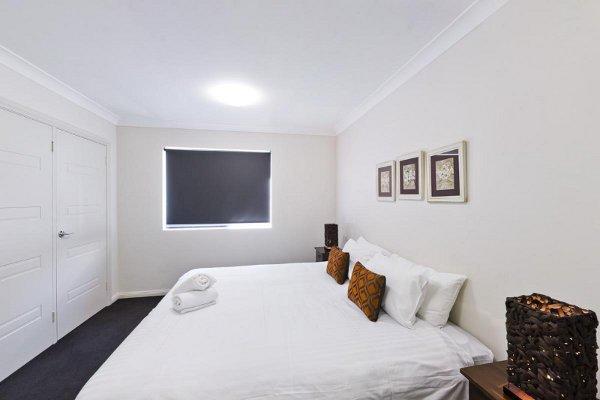 Astina Serviced Apartments - Central Пенріт Номер фото