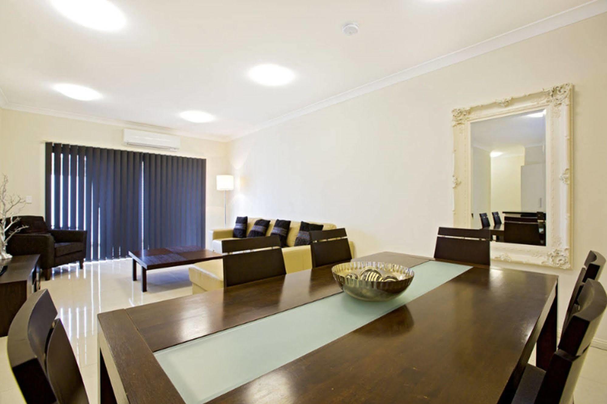 Astina Serviced Apartments - Central Пенріт Екстер'єр фото