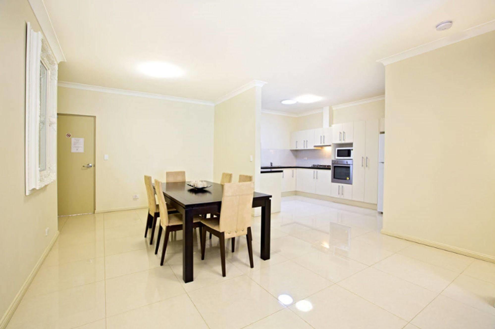 Astina Serviced Apartments - Central Пенріт Екстер'єр фото
