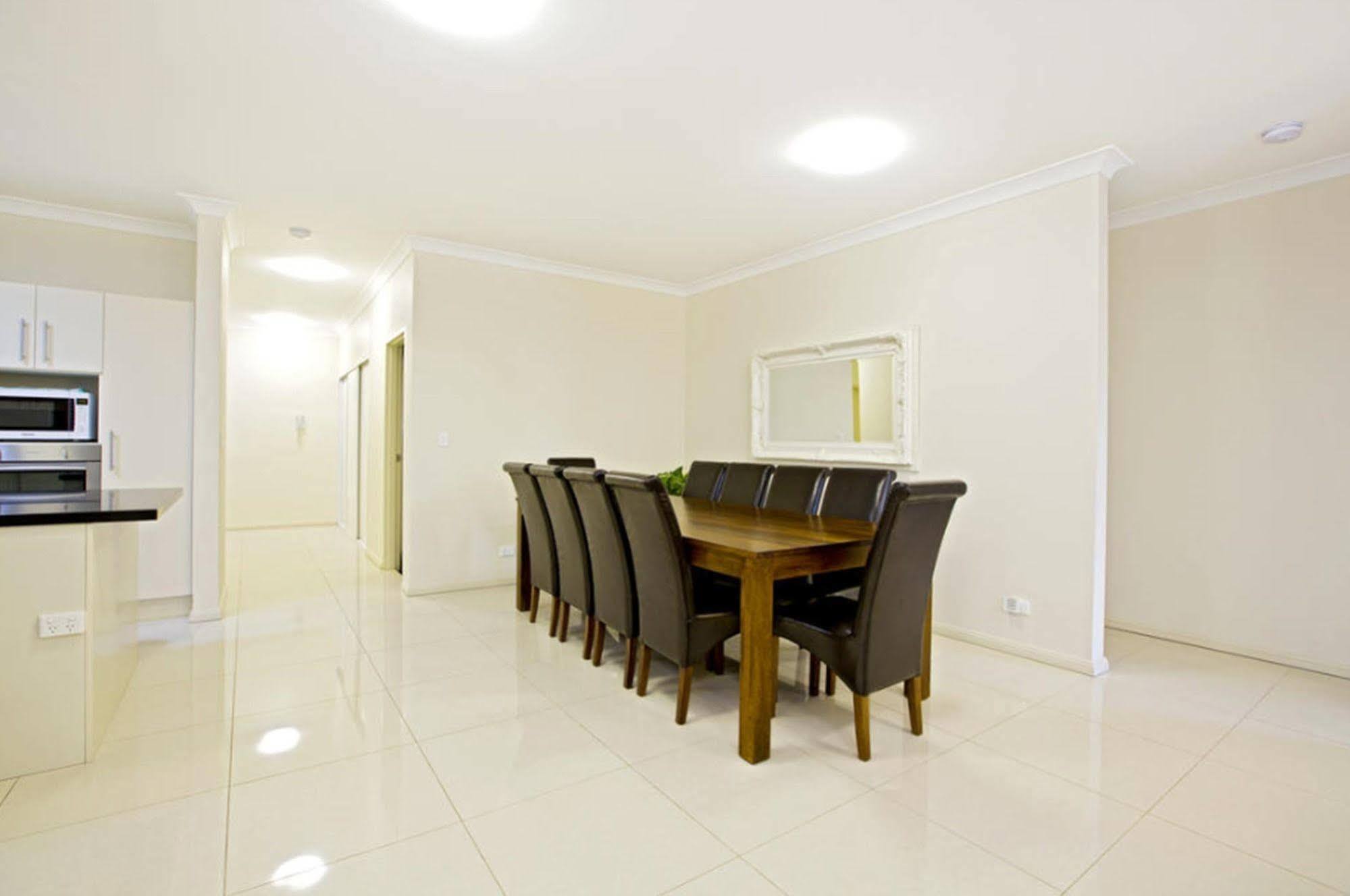 Astina Serviced Apartments - Central Пенріт Екстер'єр фото