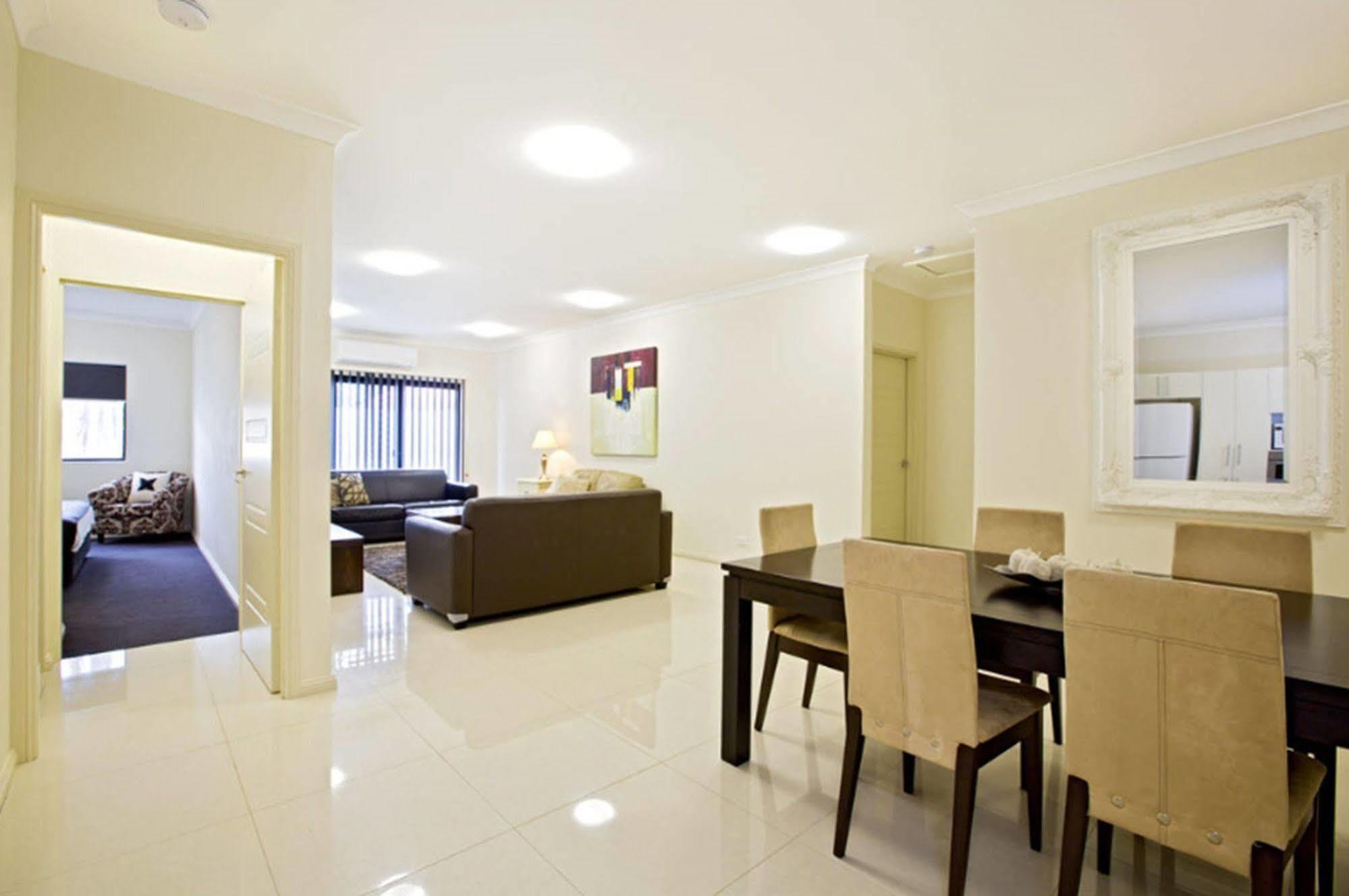 Astina Serviced Apartments - Central Пенріт Екстер'єр фото