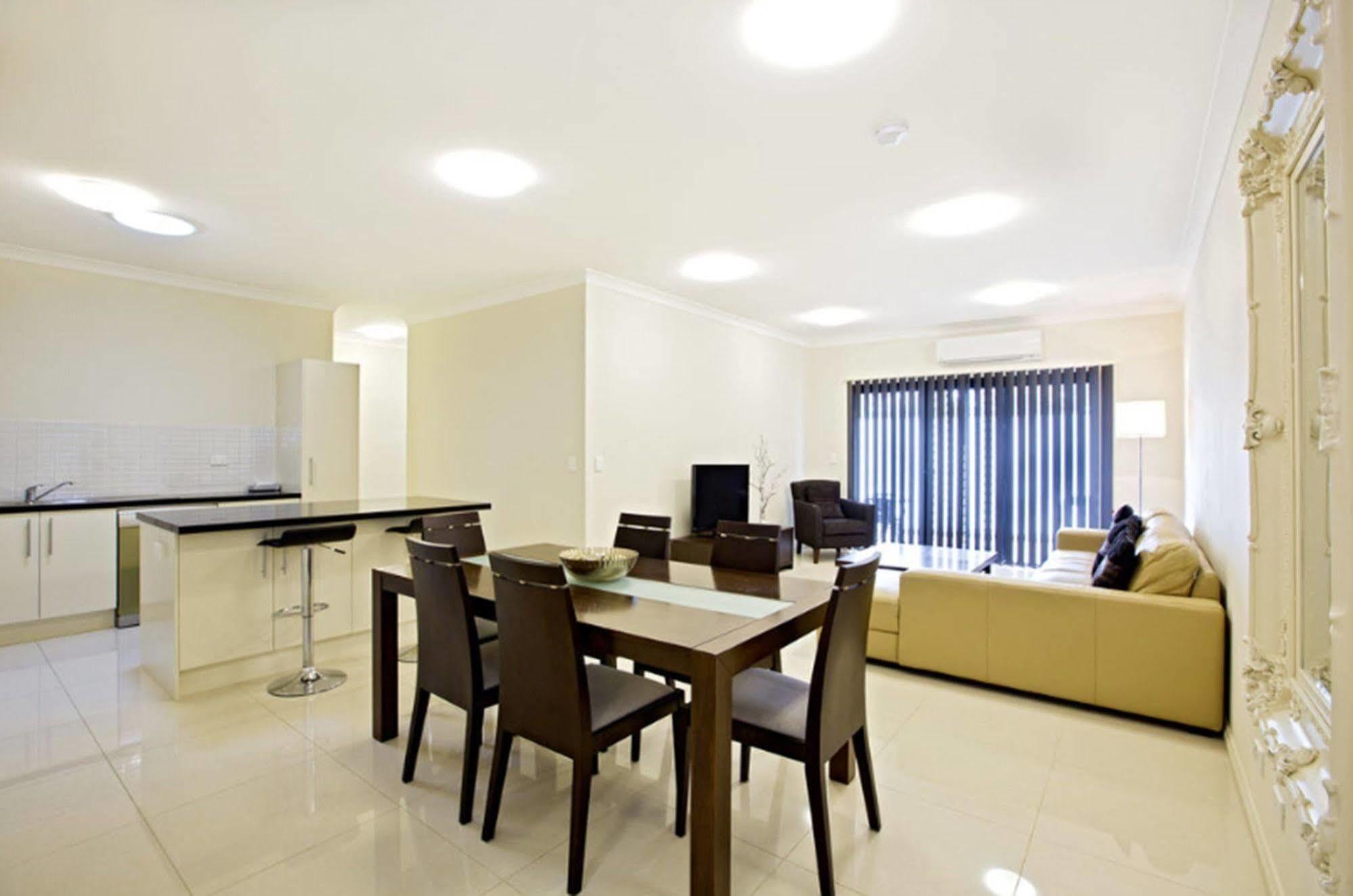 Astina Serviced Apartments - Central Пенріт Екстер'єр фото