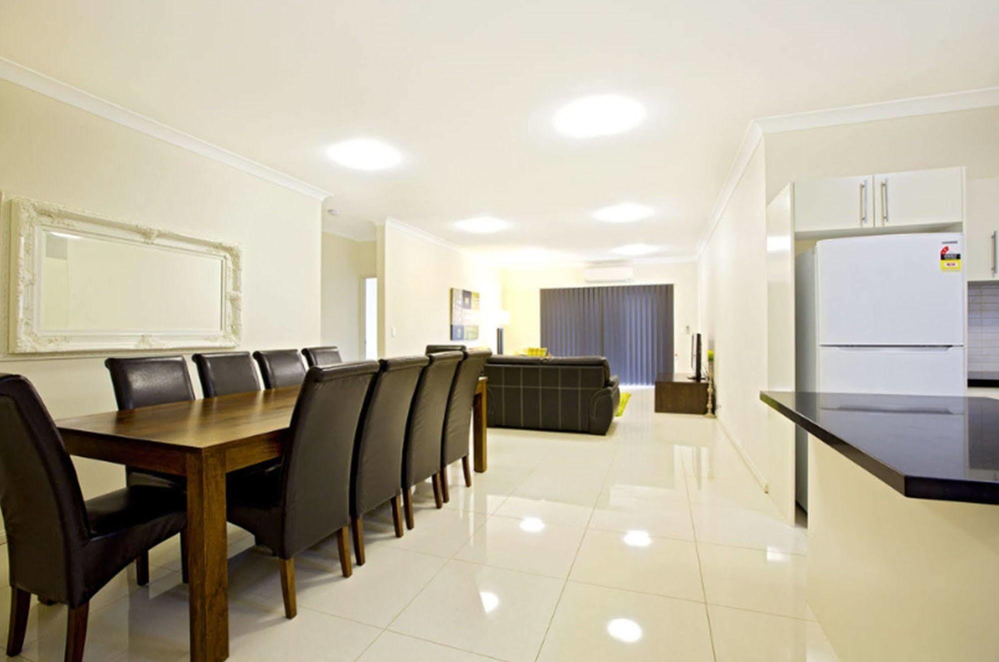 Astina Serviced Apartments - Central Пенріт Екстер'єр фото