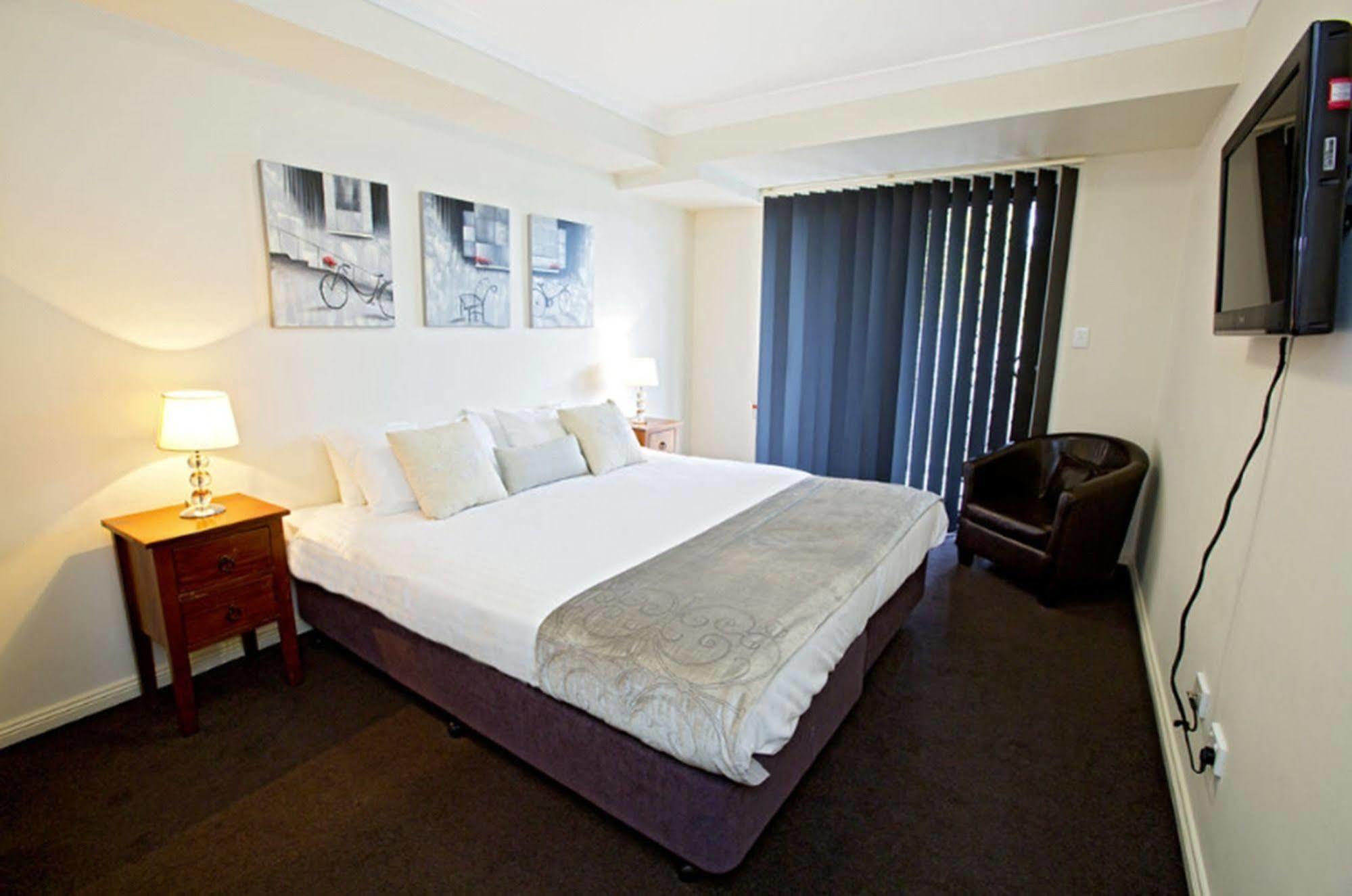 Astina Serviced Apartments - Central Пенріт Екстер'єр фото